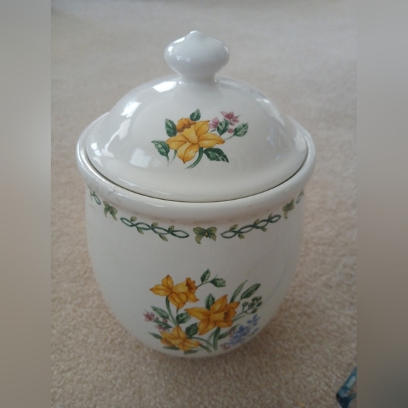 Thompson Elegant Ceramic Piece - Picture 1 of 7